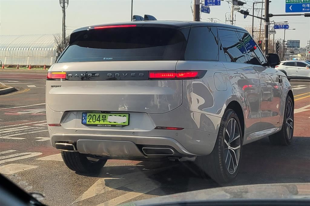 Una Range Rover aziendale coreana identificata dalla nuova targa verde fluo