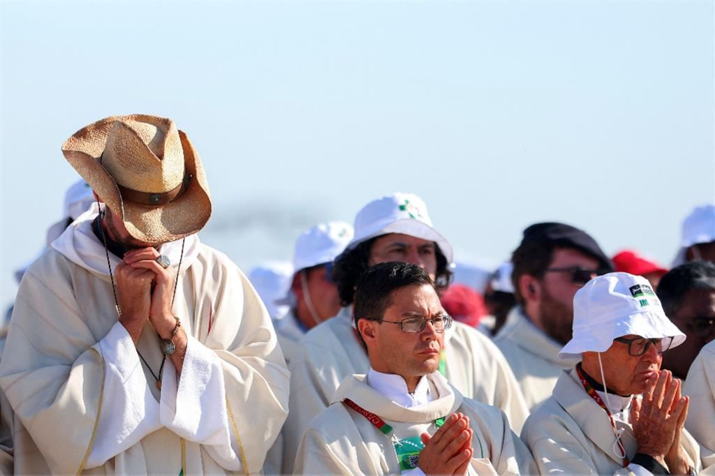 Sacerdoti portoghesi in preghiera durante la Gmg di Lisbona