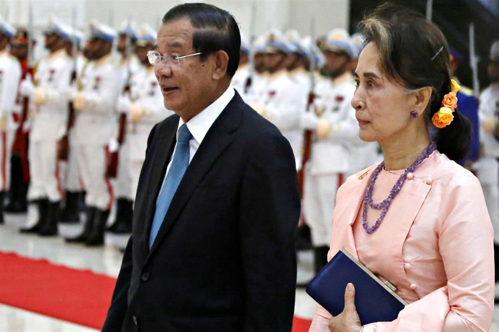 Aung San Suu Kyi, nel 2019 con il primo ministro cambogiano Hun Sen, durante la visita di stato a Phnom Pehn da parte della premio Nobel che all’epoca era presidente di fatto del Myanmar