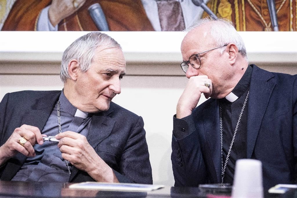 Il cardinale Zuppi e l'arcivescovo Baturi