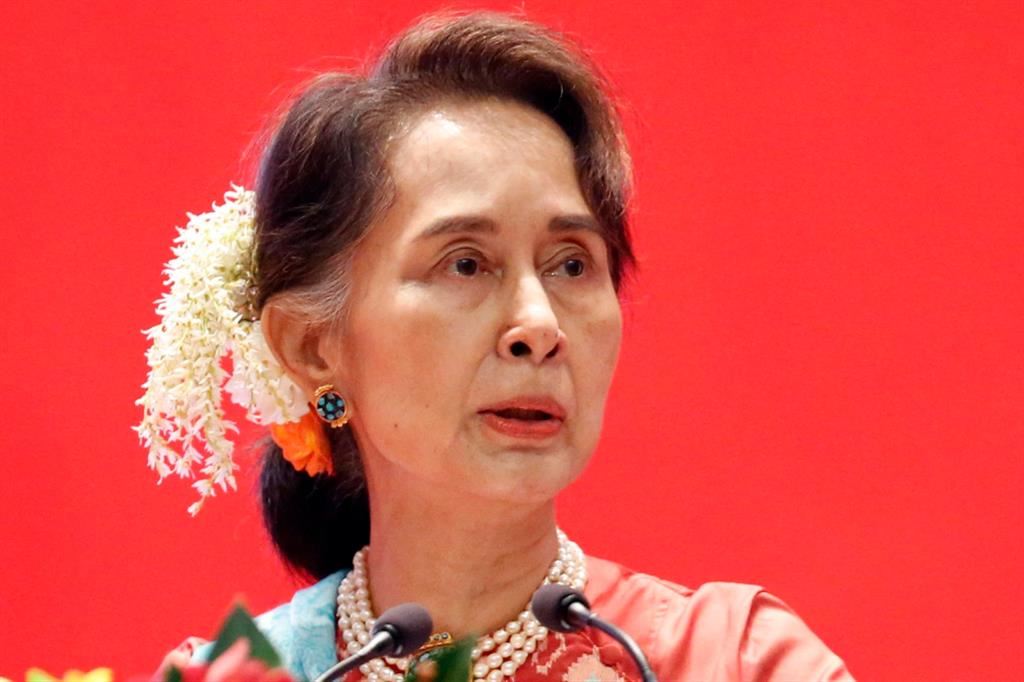 L'ex premier birmana Aung San Suu Kyi mentre parla a un meeting internazionale del 2019