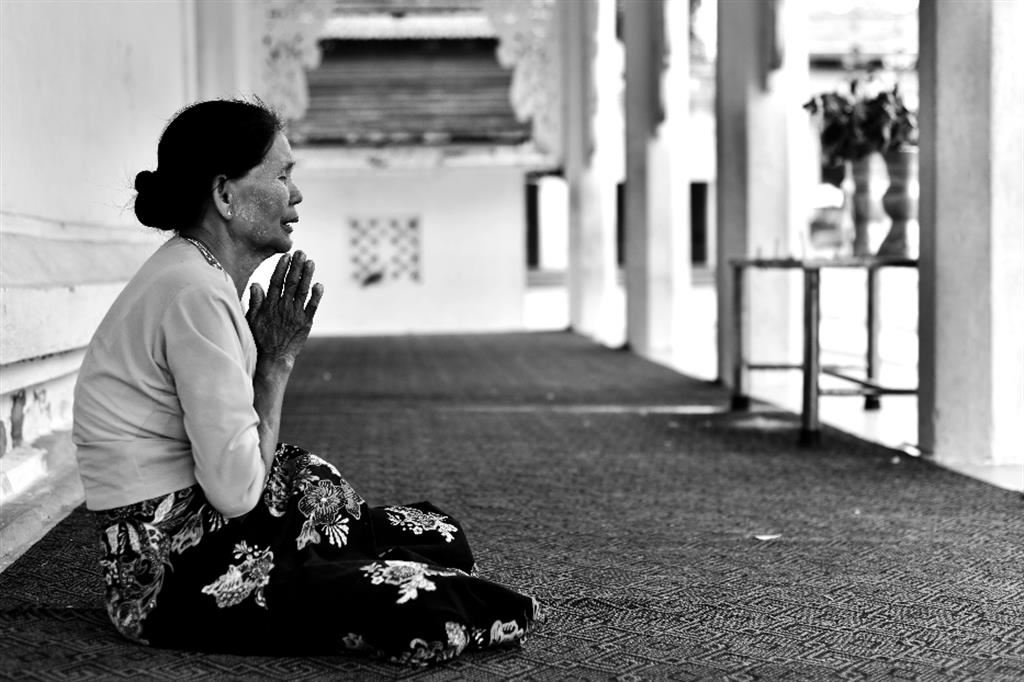 Donna in preghiera, Birmania