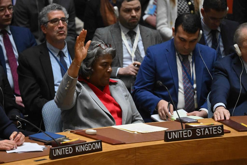 L'ambasciatore degli Stati Uniti all'Onu, Linda Thomas-Greenfield, si astiene durante la votazione sul cessate il fuoco immediato a Gaza