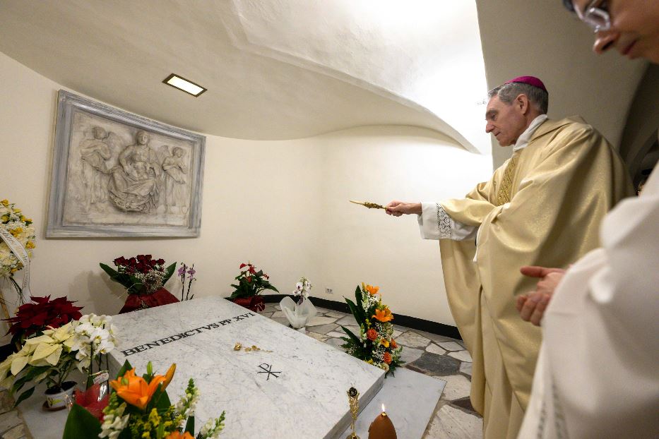 Gaenswein sulla tomba di Benedetto XVI nell'anniversario della morte