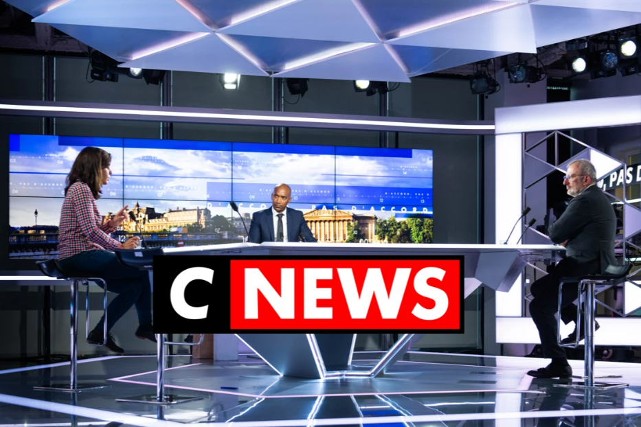 Un dibattito negli studi dell'emittente televisiva francese Cnews