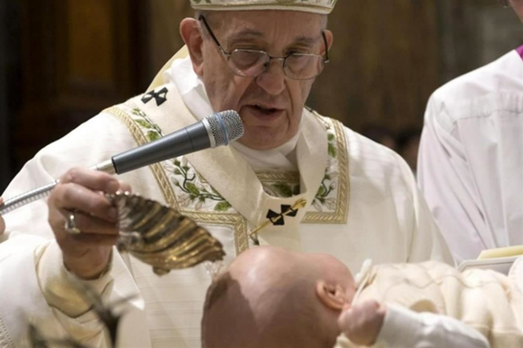 Il Papa amministra il Battesimo a un neonato