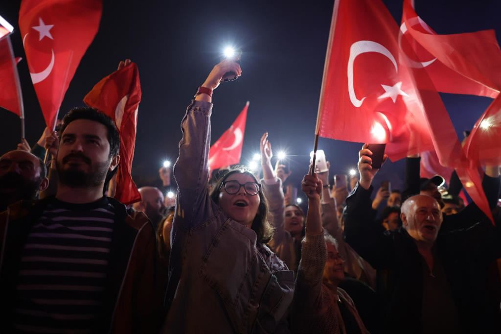 Esultanza a Istanbul per la vittoria del Partito repubblicano Chp
