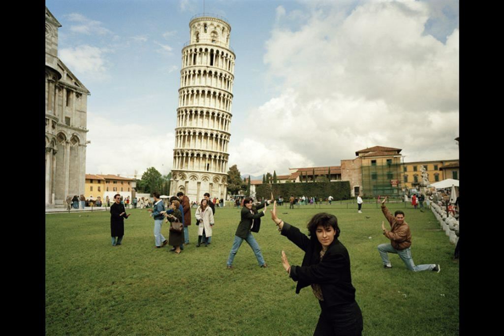 Da “Small World” di Martin Parr: La torre pendente, Pisa, Italia, 1990