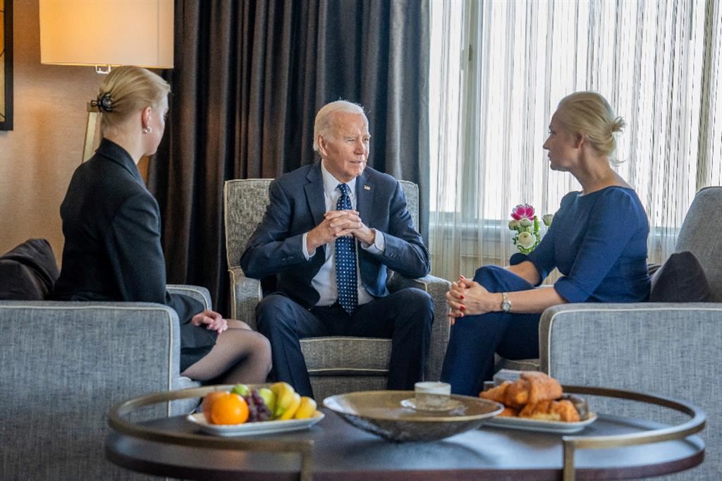 Yulia Navalnaya e la figlia Dasha a colloquio con il presidente Joe Biden a San Franciscoa