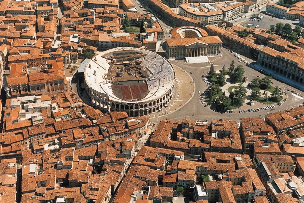 Una veduta aerea dell'Arena di Verona