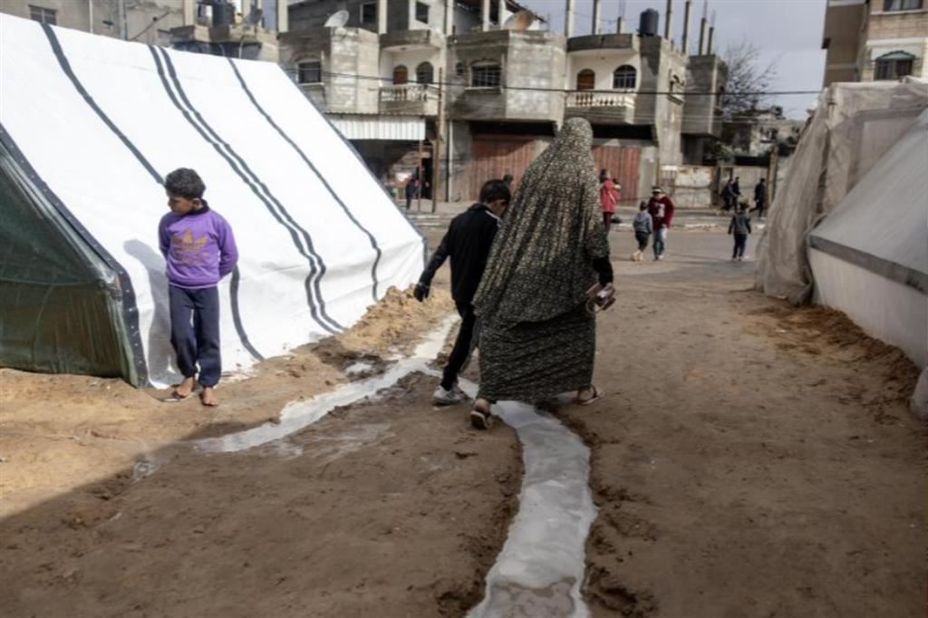 Un accampamento profughi allestito dall'Agenzia dell'Onu per i palestinesi (Unrwa) a Rafah nell'estremo sud della Striscia di Gaza