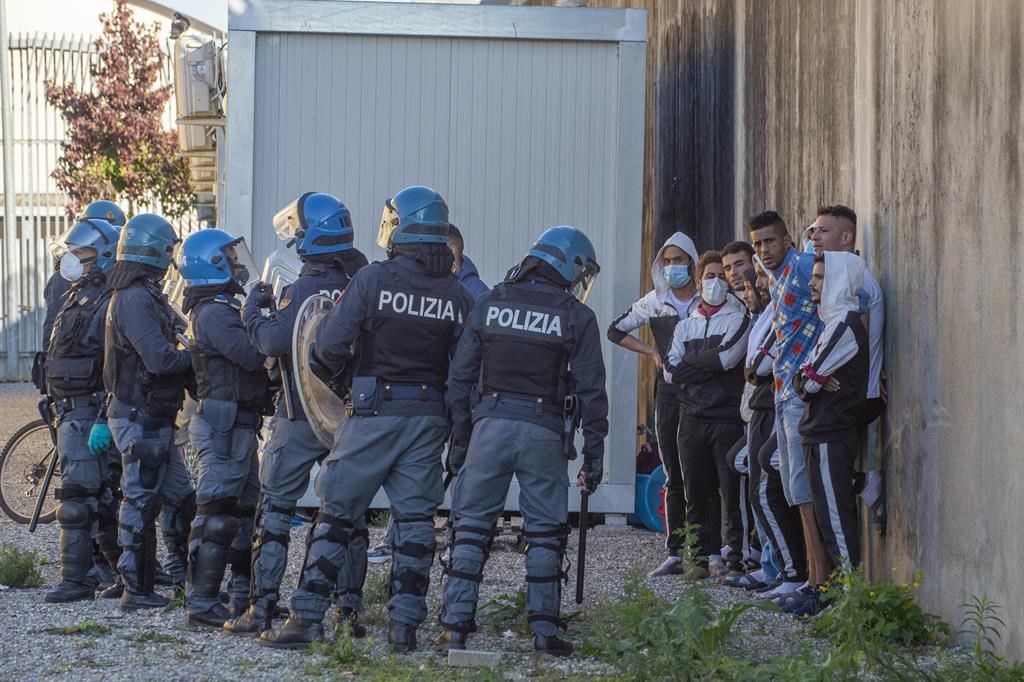 Polizia e migranti nel Cpr di Via Corelli, a MIlano, dopo una protesta del 2020