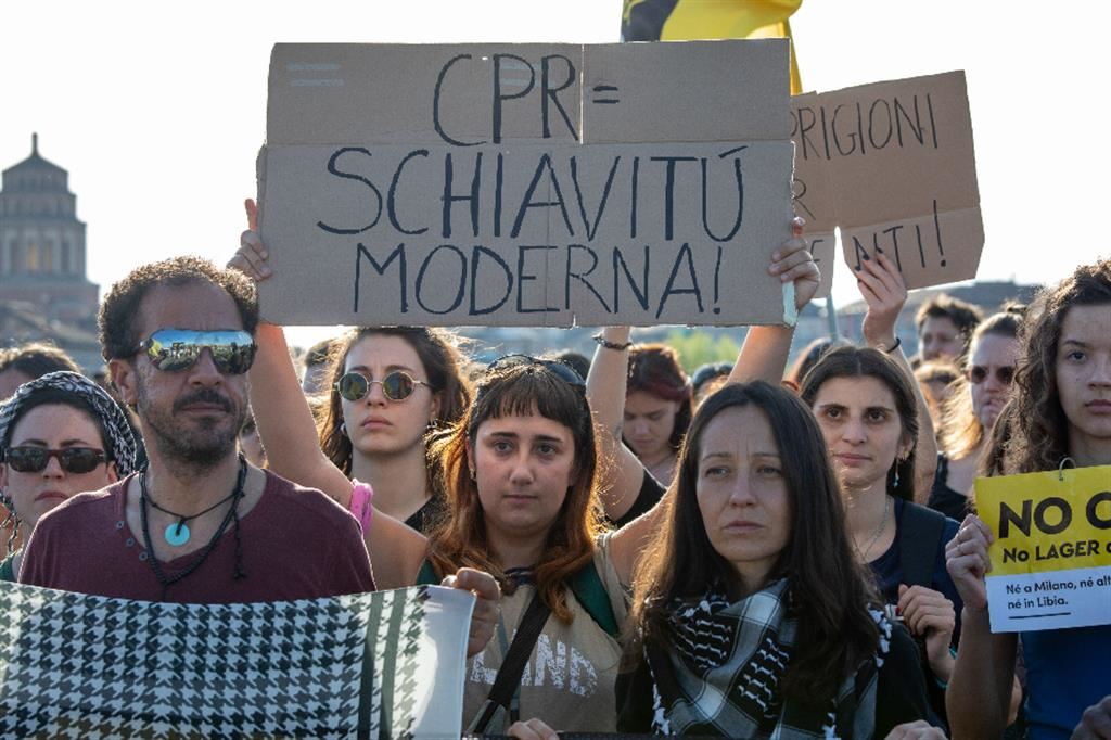 Una manifestazione contro i Cpr nei giorni scorsi a Milano