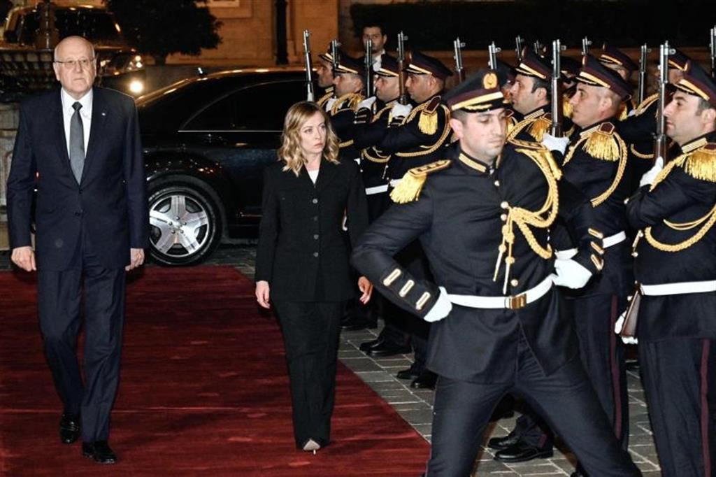Giorgia Meloni e il primo ministro libanese Najib Miqati passano in rassegnala guardia d’onore al palazzo del governo a Beirut