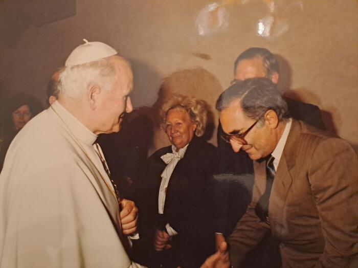 Antonio Iodice in una vecchia immagine, a una udienza con Giovanni Paolo II