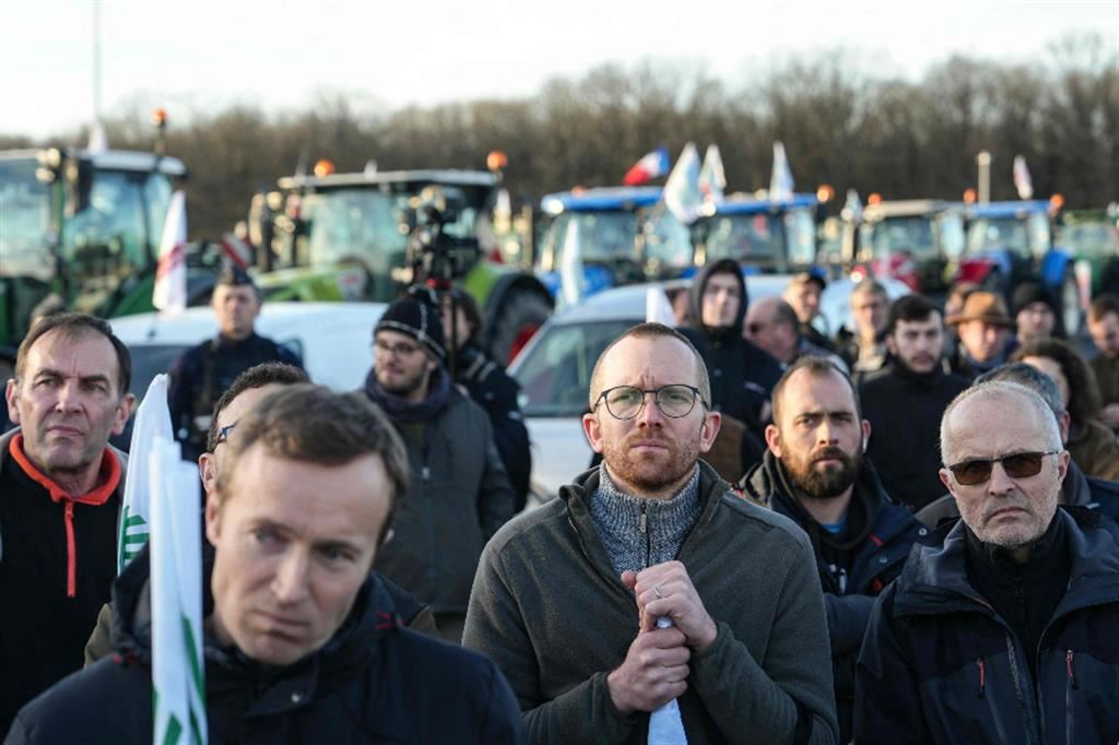 Agricoltori francesi durante un blocco autostradale