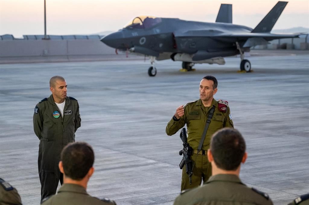Il capo di Stato maggiore israeliano Herzi Halevi nella base aerea di Nevatim, nel sud di Israele, leggermente danneggiata da uno dei missili balistici lanciati dal regime iraniano