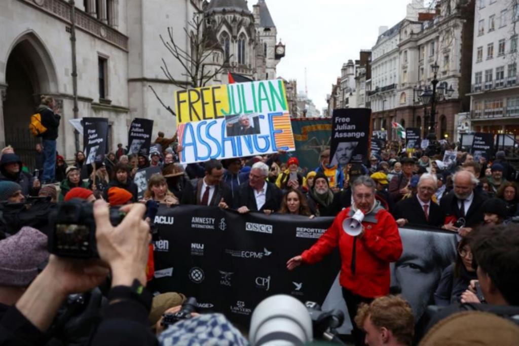 Stella Assange, al centro, guida la marcia a Londra dei sostentori del marito Julian dall’Alta Corte sullo Strand fino alla residenza del primo ministro, al numero 10 di Downing Street