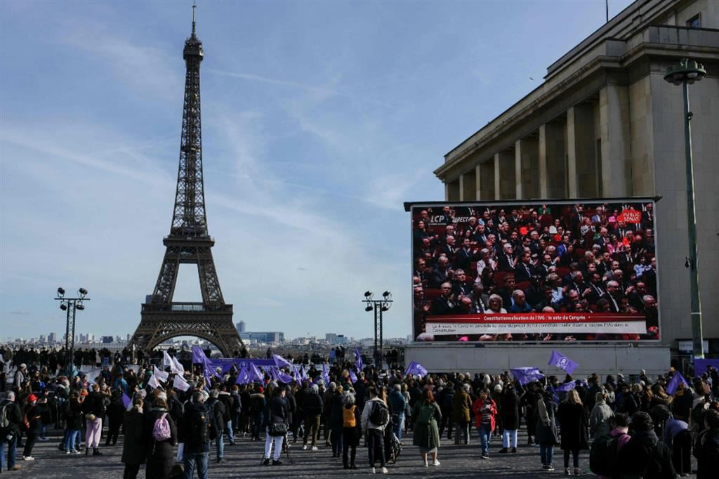 Il maxischermo posto vicino alla Tour Eiffel per seguire la votazione al Parlamento francese