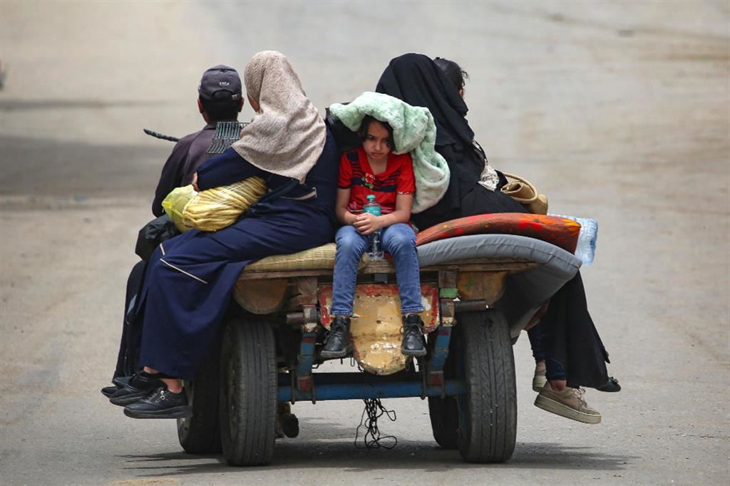 Palestinesi in fuga da Rafah