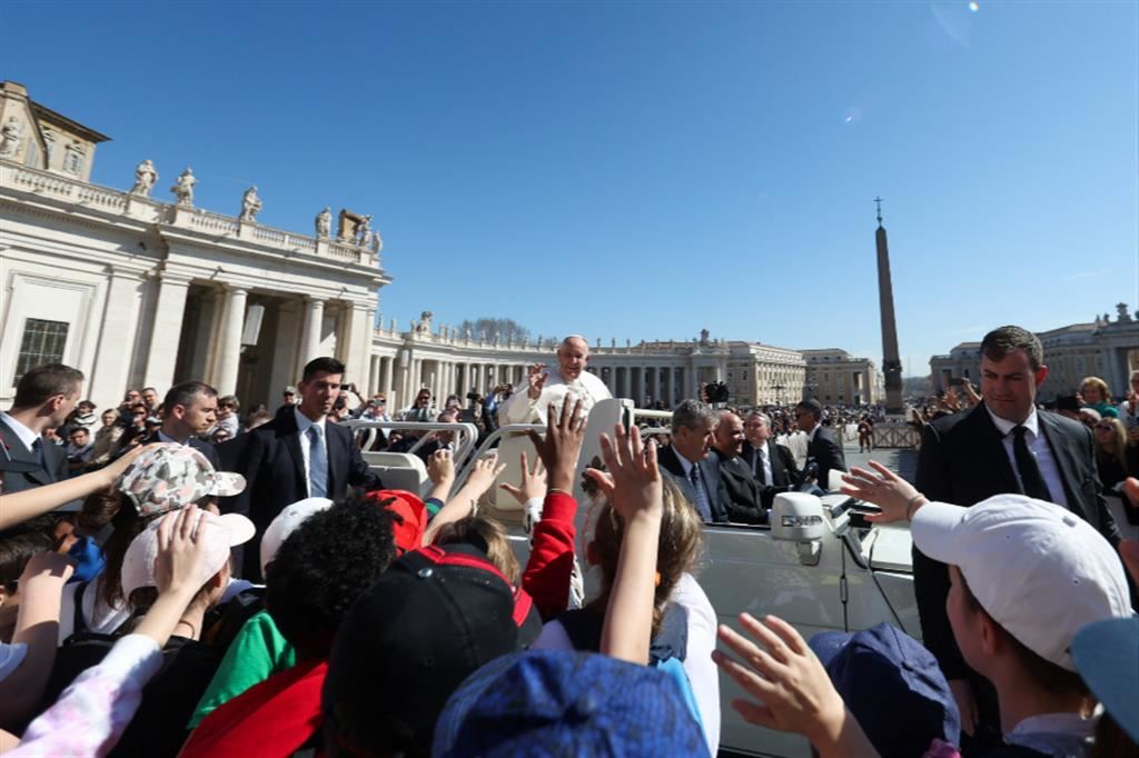 Il Papa tra la gente in piazza San Pietro durante l'Udienza generale del 20 marzo 2024