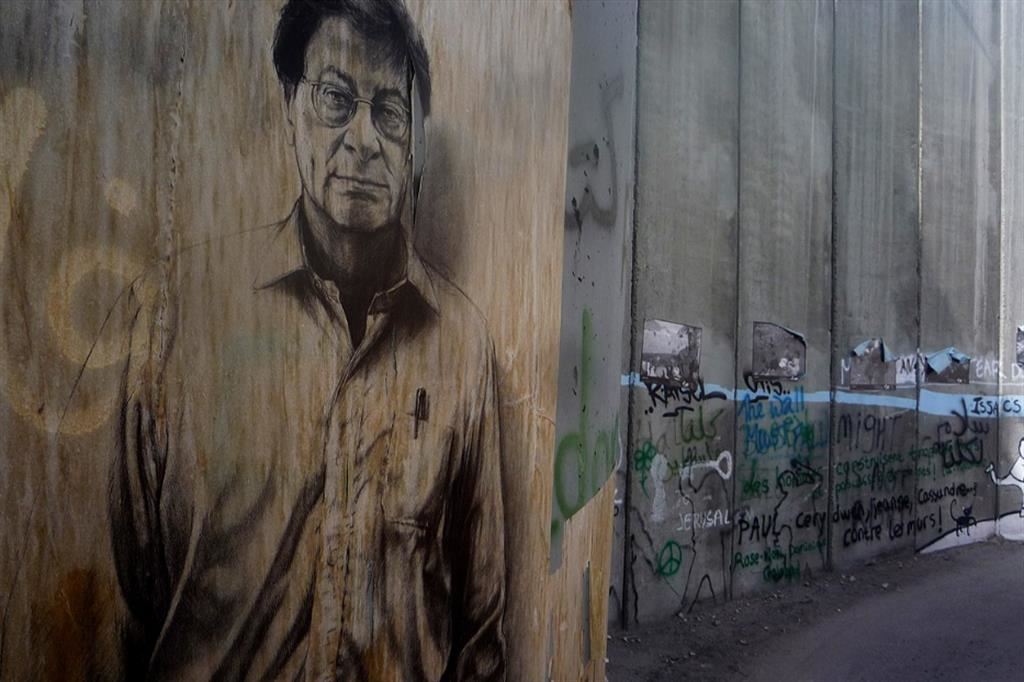 Mahmoud Darwish raffigurato in un murale sulla barriera di separazione che divide Israele e Palestina