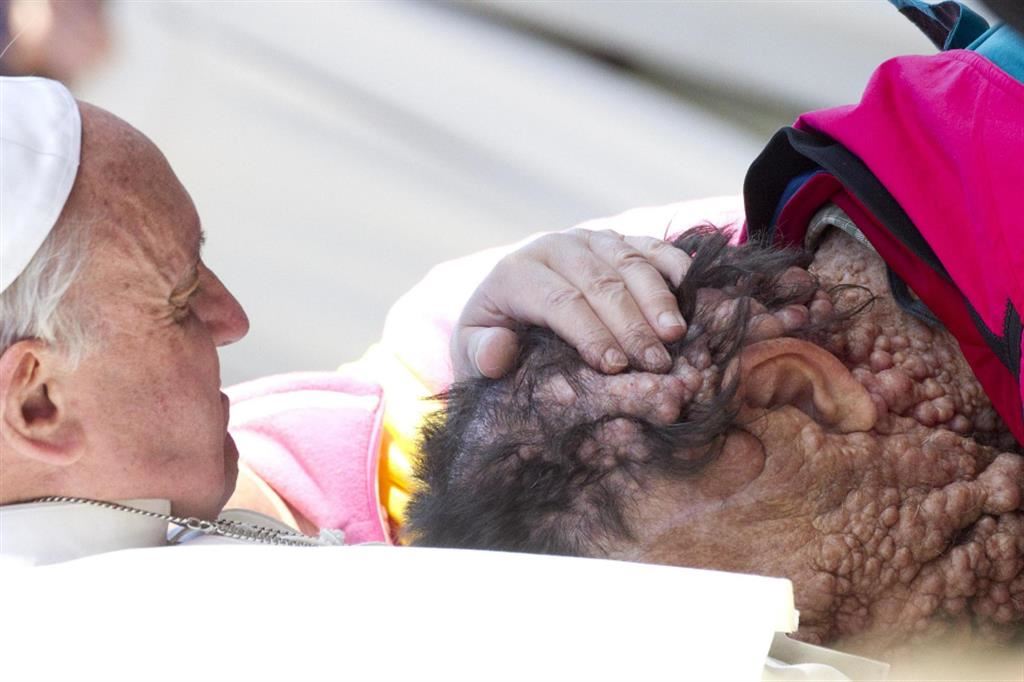 Il Papa abbraccia Vinicio il 6 novembre 2013