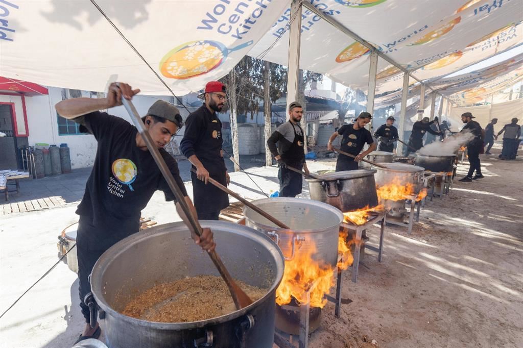 Personale locale prepara i pasti in una tensostruttura allestita da Wck