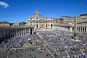Il Papa ai bambini: «Pregate Padre, Figlio e Spirito per la pace»