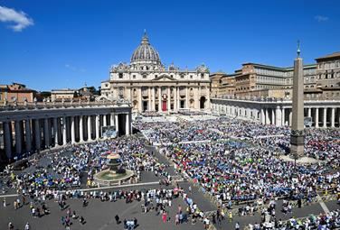 Il Papa ai bambini: «Pregate Padre, Figlio e Spirito per la pace»