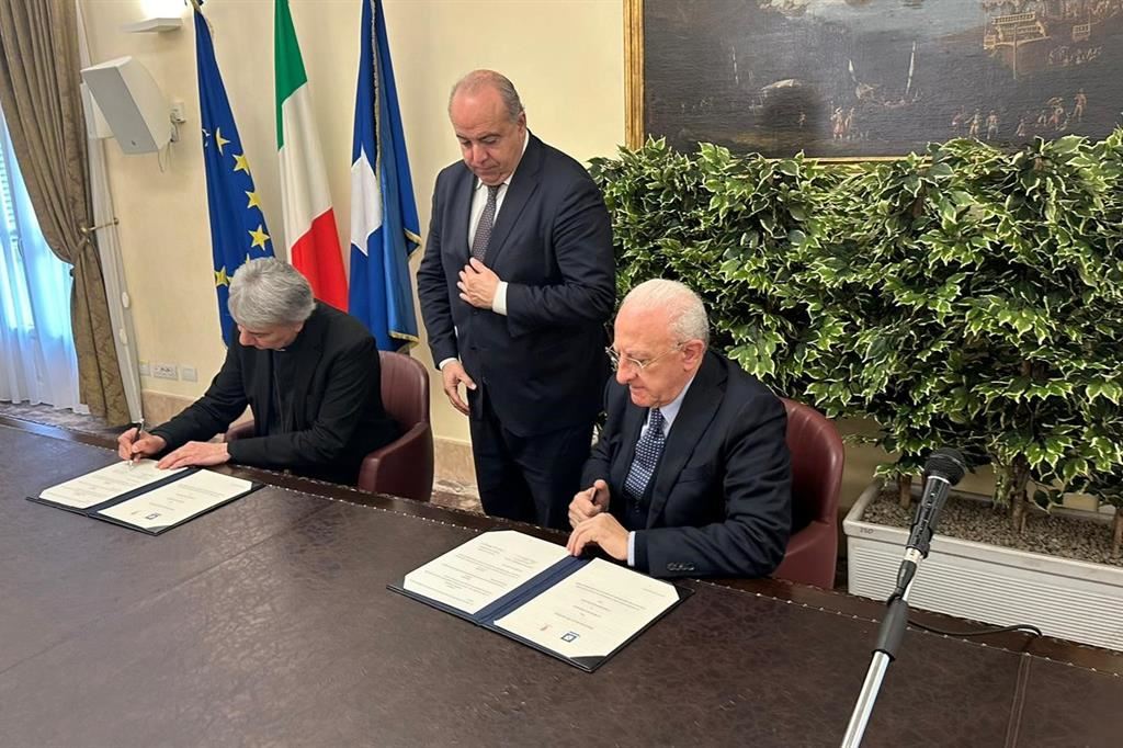La firma del protocollo tra l'arcivescovo Battaglia e il governatore De Luca