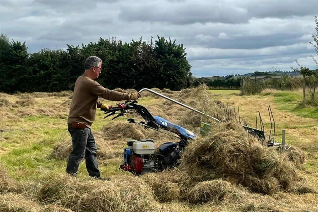 Austen Ivereigh al lavoro nella sua fattoria nello Herefordshire, dove vive dal 2012 e dove, ispirato da papa Francesco, ha introdotto metodi di coltivazione sostenibili