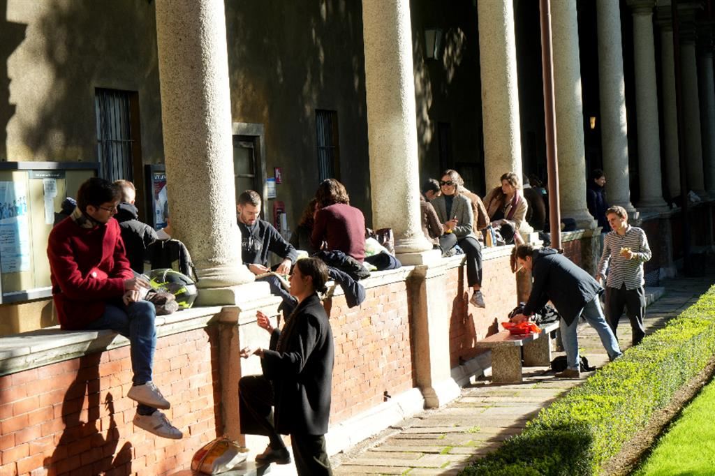 Studenti universitari in uno dei chiostri della sede milanese dell'Università Cattolica