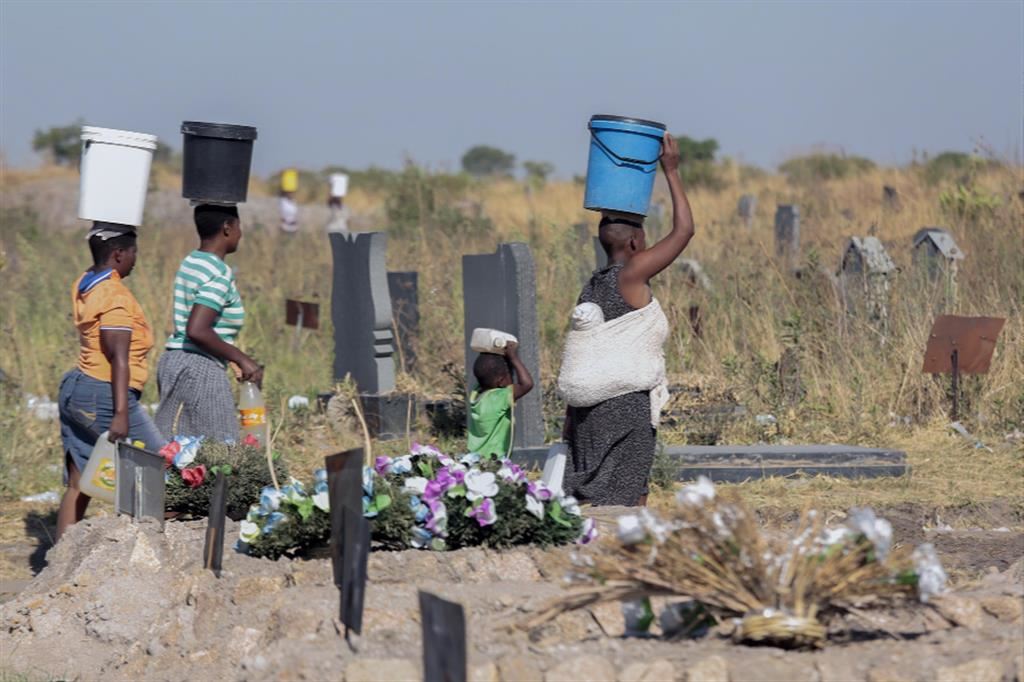 La raccolta dell'acqua nello Zimbabwe, in aree contaminate, resta uno dei rischi nei villaggi ridotti in povertà
