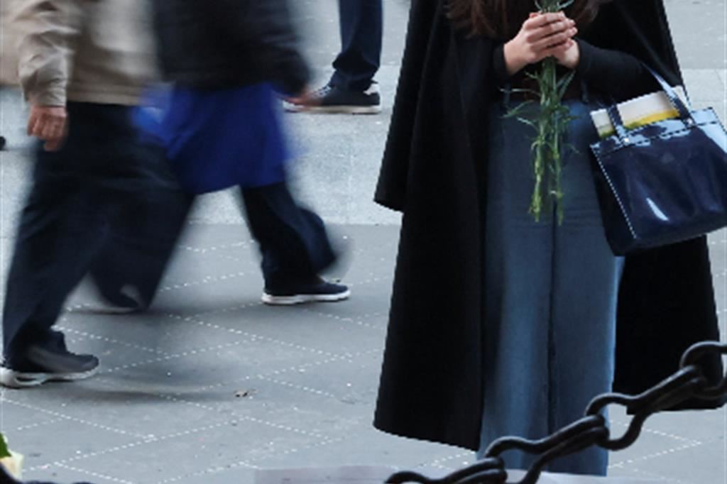 Una ragazza depone una rosa per Navalny a Milano