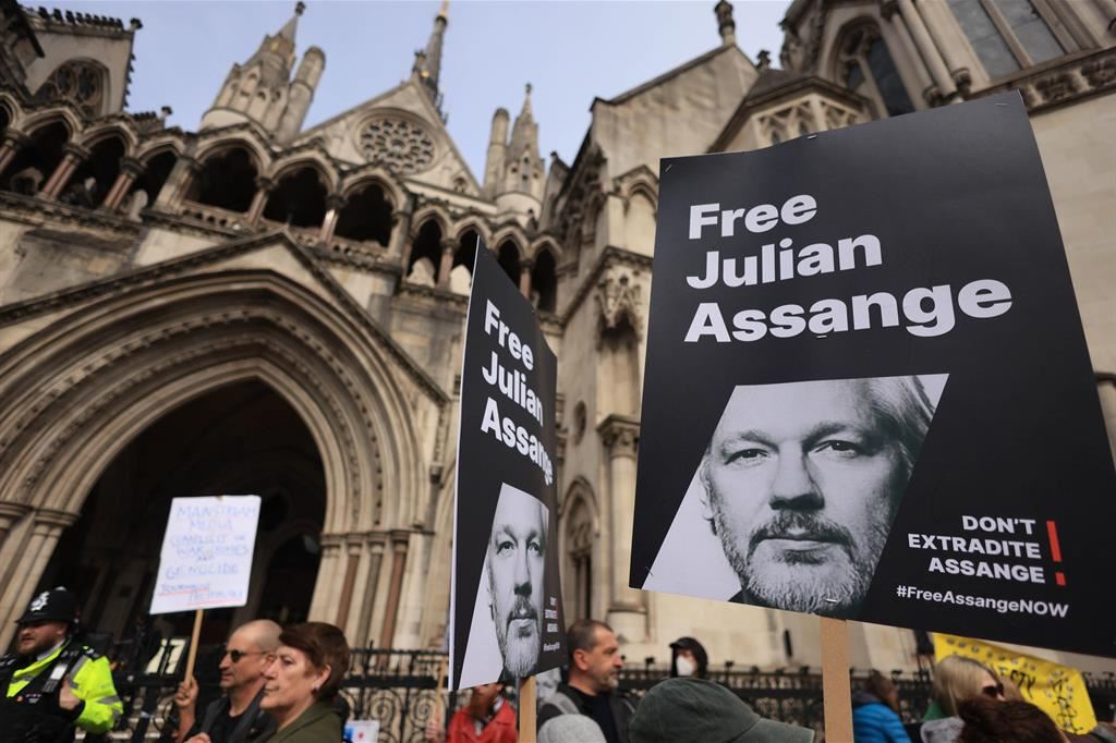 Attivisti davanti all'alta Corte di Londra manifestano in favore di Julian Assange