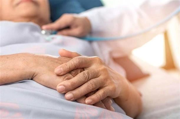 Il Parlamento britannico chiede di migliorare le cure palliative nel fine vita