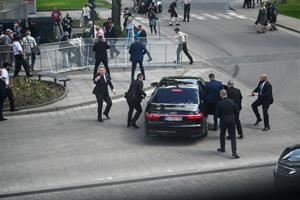 Attentato al premier Fico: «È in pericolo di vita». Arrestato l'aggressore