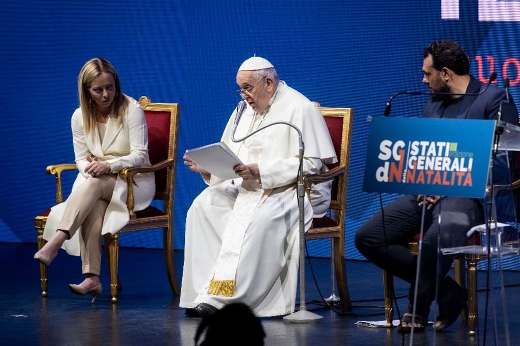 Un momento dell'incontro tra Giorgia Meloni e papa Francesco agli Stati generali dello scorso anno