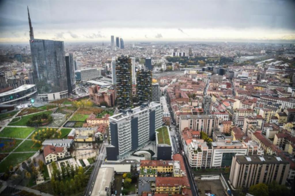 Le torri di Porta Nuova nello skyline di Milano visto dal 39esimo piano di Palazzo Lombardia. La metropoli verticale e del business e la città inaccessibile anche per chi ha un lavoro